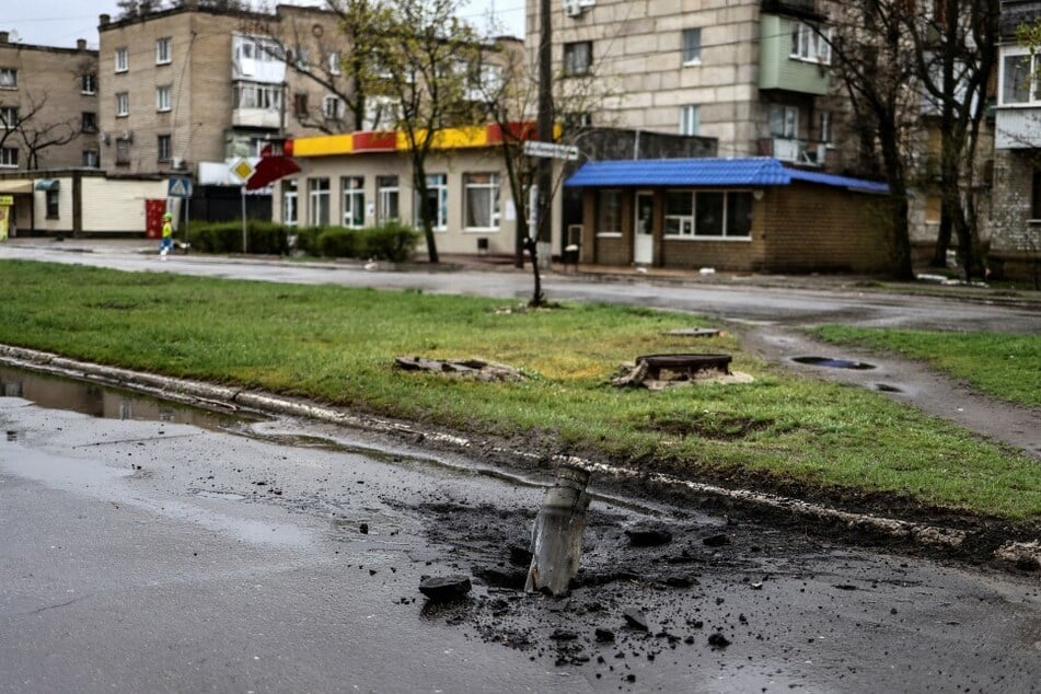 Die Überreste einer Rakete ragen im April 2022 aus dem Teer einer Straße in Severodonetsk in der ostukrainischen Donbass-Region.