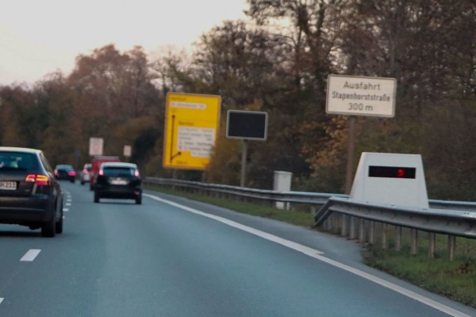 Kurz vor der Ausfahrt ist der mobile Blitzer platziert.