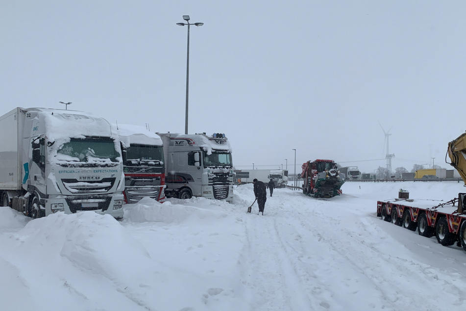 Entlang der A2 sitzen Lkw-Fahrer teilweise seit über 24 Stunden auf Rasthöfen fest. Der WInterdienst kommt nicht zu ihnen durch.