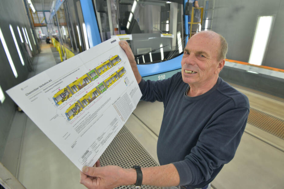 So muss das Puzzle später mal aussehen: Werbetechniker Matthias Unger (69) zeigt den Beklebungsentwurf.