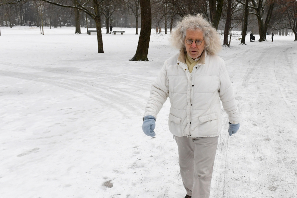 Rainer Langhans geht im verschneiten Luidpoldpark spazieren.