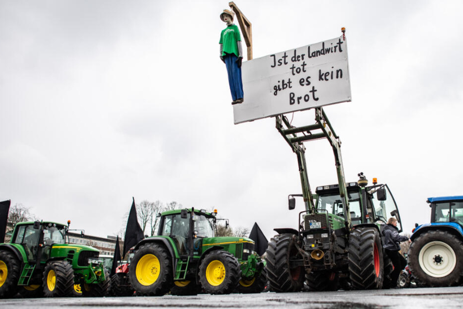 Mit Traktoren wollen bayerische Landwirte gegen die Agrarpolitik der Bundesregierung demonstrieren. (Archivbild)