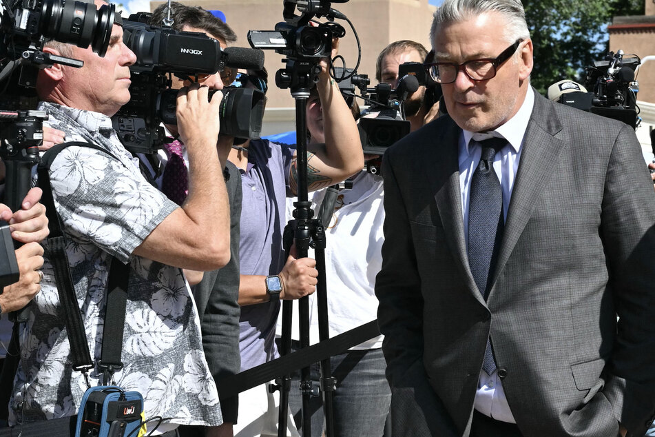 Actor Alec Baldwin (r.) leaves the courthouse after the first day of his trial for involuntary manslaughter in Santa Fe, New Mexico, on Tuesday.