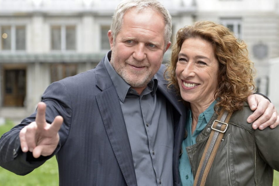 Harald Krassnitzer, hier mit Schauspiel-Kollegin Adele Neuhauser, habe sich auf den ersten Blick in sie verliebt - und das auch noch ausgerechnet im Riverboat verraten.