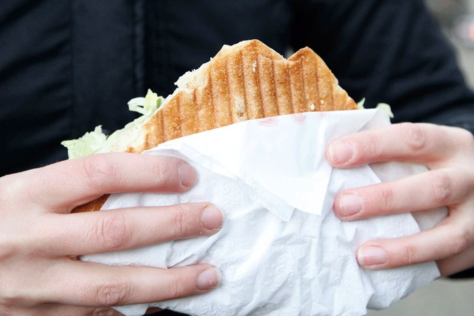 Von wegen private Pause - wenn jetzt der Einsatzleiter ruft, wird der Döner kalt. Trotzdem wird die Pause abgezogen.