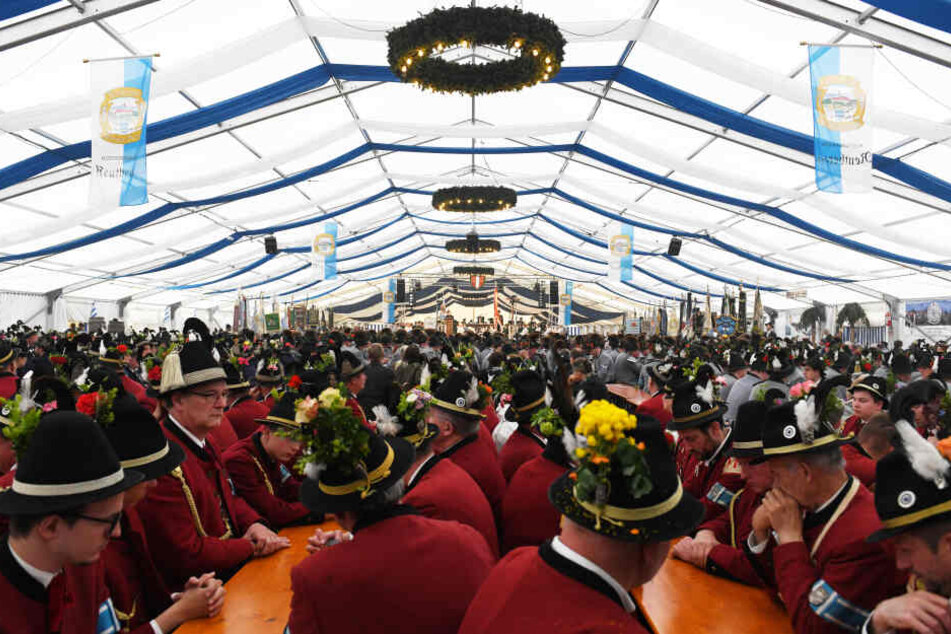 Wenn Sachsens Brauereien feiern, lockt immer ein unterhaltsames Programm. Gern auch mal im Oktoberfestzelt.