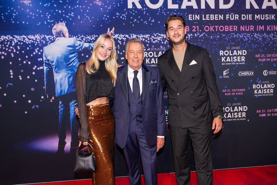 Bei der Premiere ist seine Familie an seiner Seite - und verrät, dass der Schlagerstar ein "ganz witziger Typ" sei.