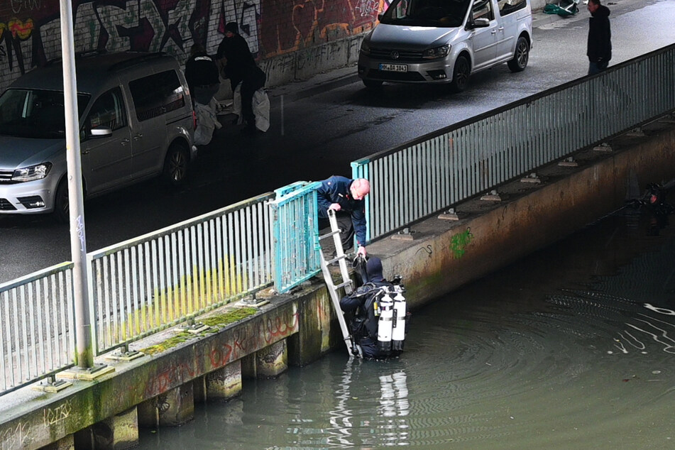 Im Ernst-August-Kanal in Hamburg-Wilhelmsburg wurden am Sonntag Leichenteile gefunden. Die Polizei setzte die Suche am Dienstag fort.