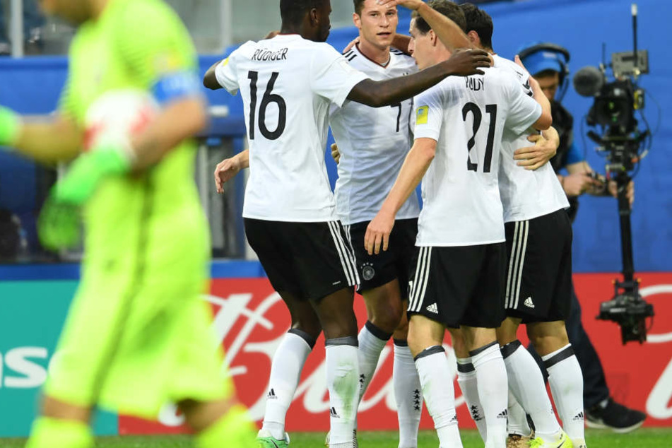 Die Mannschaft bejubelt das Tor zum 1:0 durch Lars Stindl.