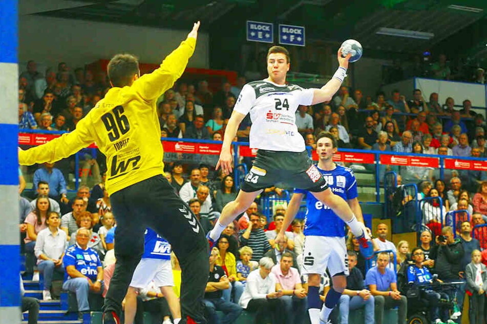 Insgesamt 17 (!) Paraden zeigte der Auer Keeper im Derby. Hier versucht HCE-Spieler Robin Hoffmann, ihn zu überwinden.