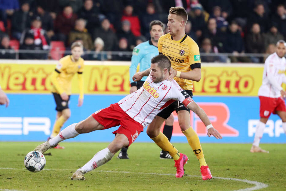 Mit Ondrej Petrak (r., gegen Marco Grüttner) kam mehr Ruhe und Struktur ins Dresdner Spiel.