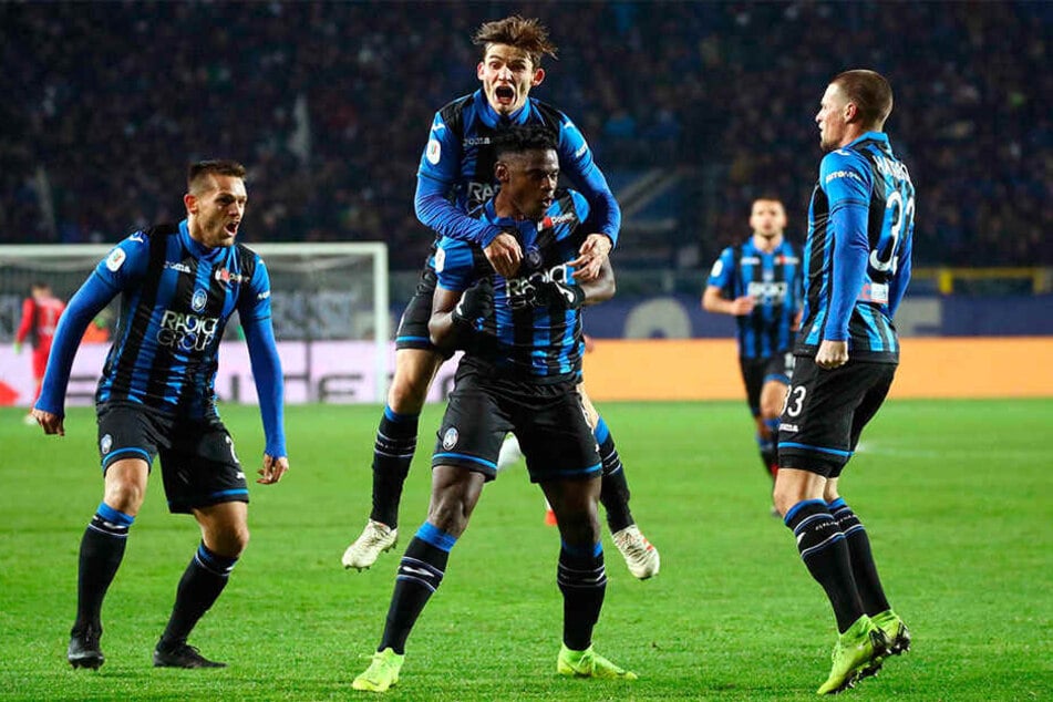 Atalantas Duvan Zapata (Mitte vorne) bejubelt mit seinen Mannschaftskollegen seinen Treffer zum 2:0.