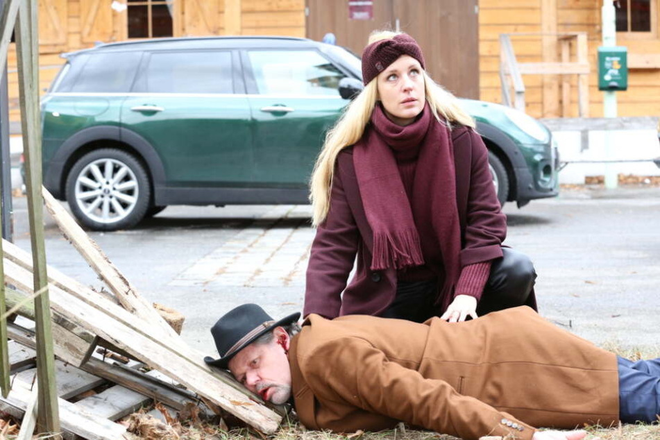 Gruppeninspektorin Penny Lanz (Lilian Klebow) ist die Erste bei Michael Havranek (Hans-Maria Darnov), der zu Tode gestürzt ist.