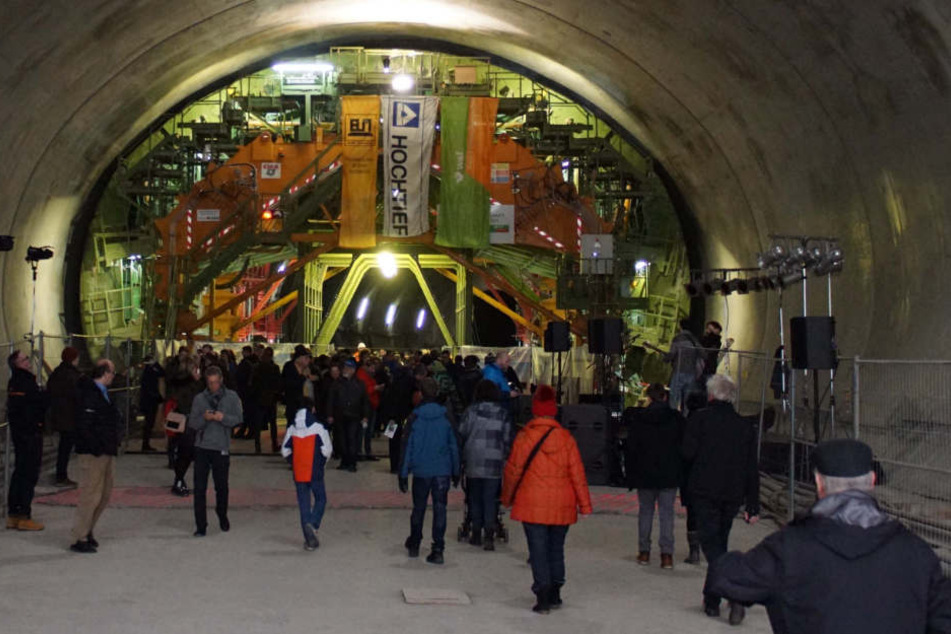 Auf der Baustelle können Besuche rauch Tunnelluft schnuppern.