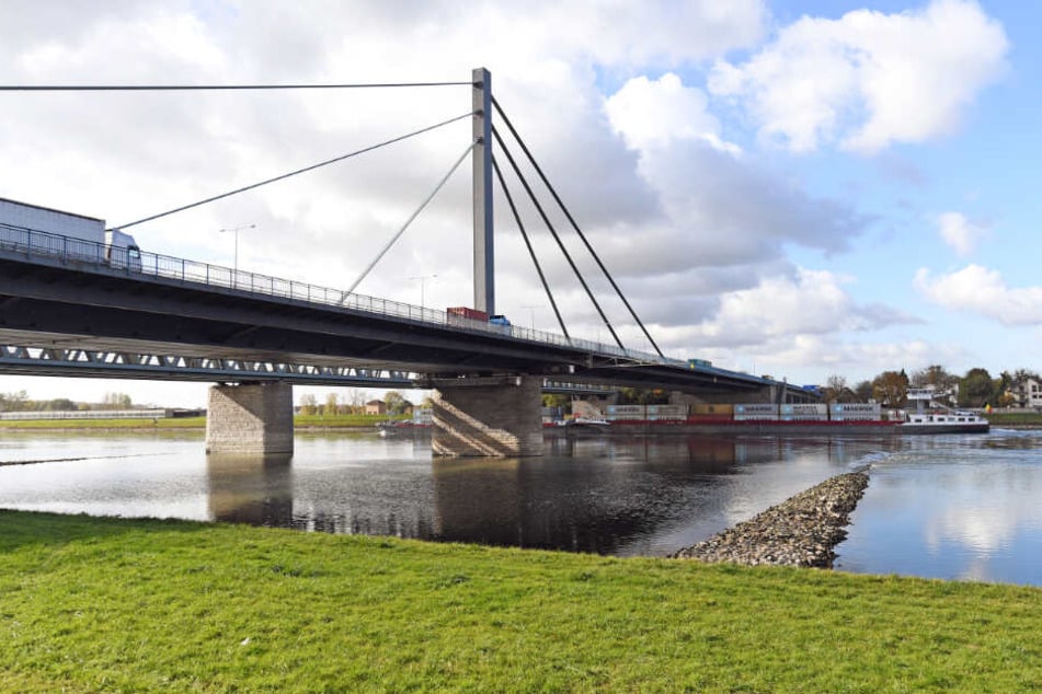 Die Rheinbrücke in Maxau wird am Wochenende gesperrt.