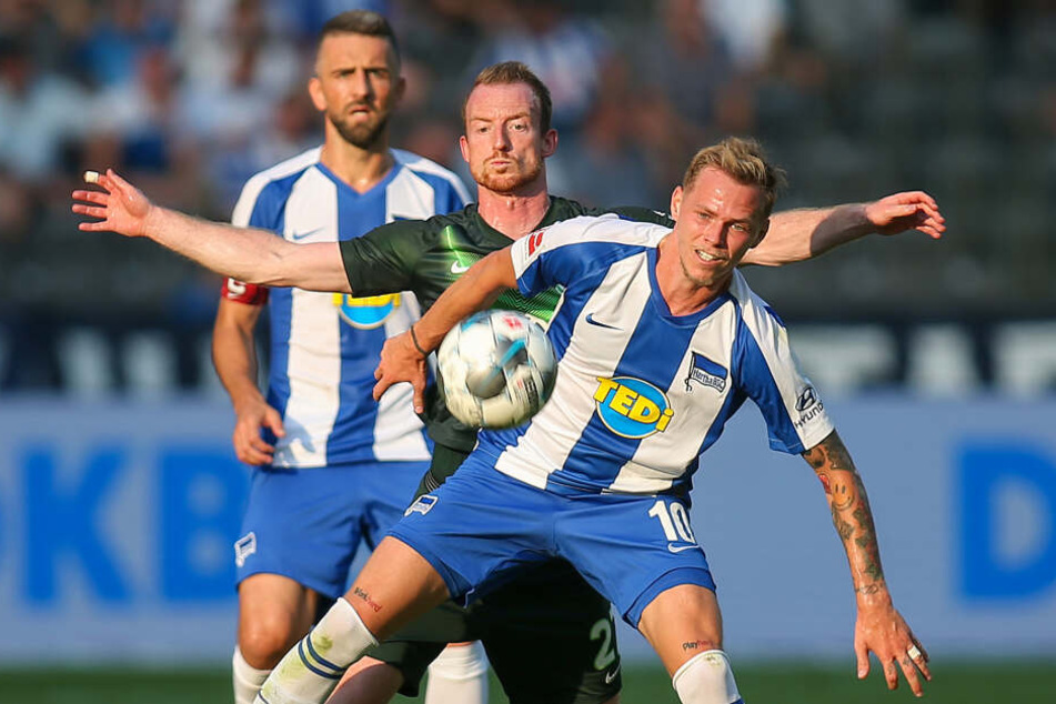 Viele Zweikämpfe in Halbzeit zwei: Ondrej Duda gewinnt den Ball vor Maximilian Arnold.