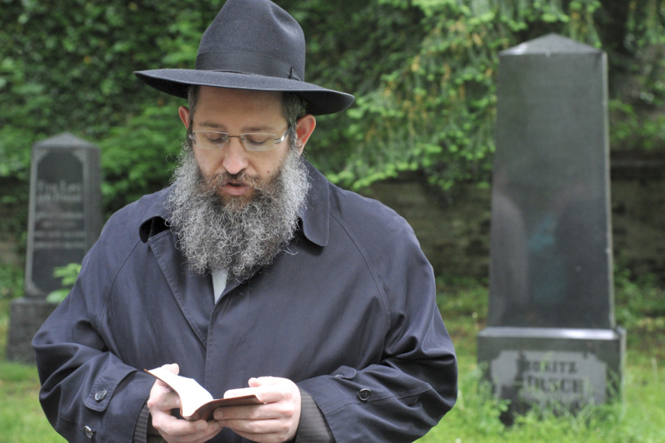 Rabbi Shneur Trebnik betet in Ulm auf dem alten jüdischen Friedhof. (Archivbild)