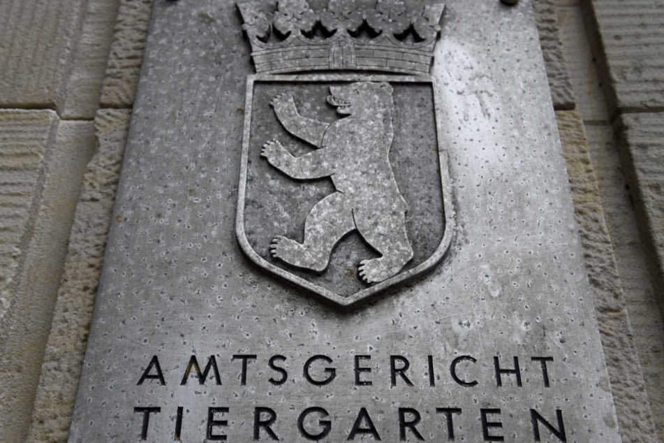 Ein Schild mit der Aufschrift "Amtsgericht Tiergarten". (Archivbild)