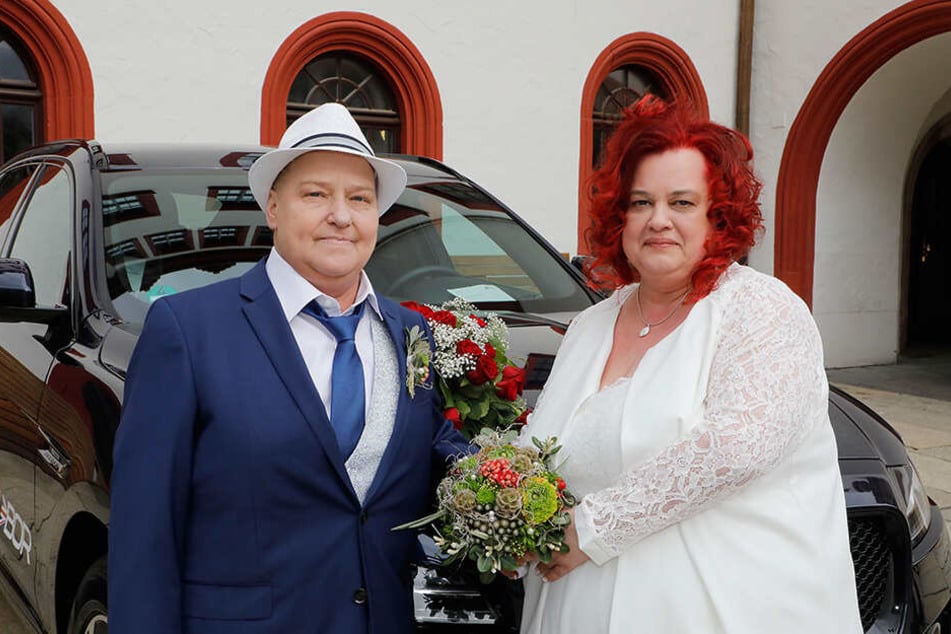 Dona (48, l.) heiratete ihre Lebensgefährtin Daniela (47). Der Lukas Stern e.V. machte es möglich.