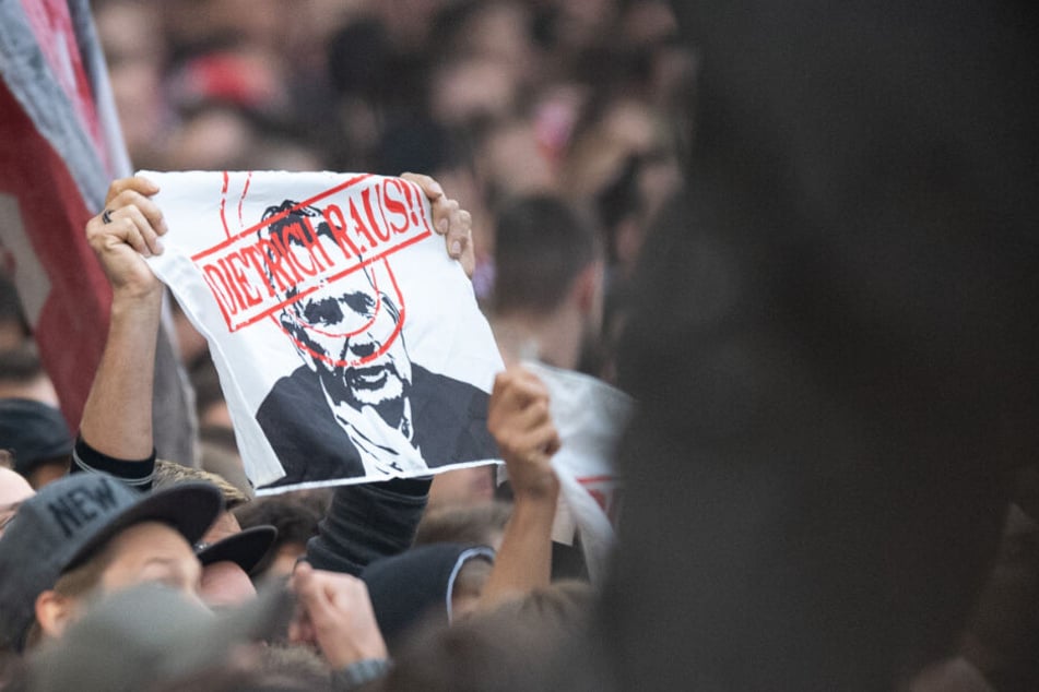 Unter dem Motto "Dietrich raus!" fordern Fans schon seit Monaten den Rücktritt des VfB-Präsidenten.