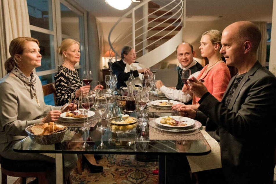 Gute Miene zum bösen Spiel: Anne und Erik mit Annes Eltern und einem befreundeten Paar beim Abendessen