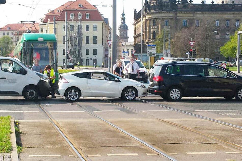 Am Donnerstagnachmittag kam es auf dem Pirnaischen Platz zu einem Crash zwischen vier Autos.