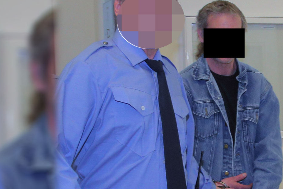 Sven H. (r, 45) auf dem Weg zum Gericht.