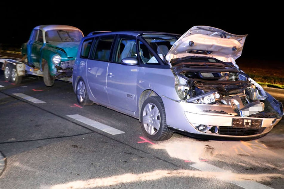 Der Renault wurde bei dem Unfall stark beschädigt.