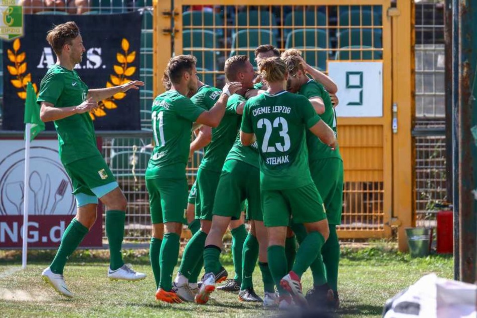 Kommen aus dem Jubeln nicht mehr raus: Die Kicker der BSG Chemie Leipzig gewannen auch gegen Aufsteiger Ludwigsfelde. (Archivbild)