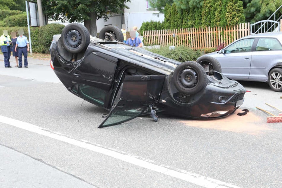 Der Seat blieb nach dem Unfall auf dem Dach liegen.