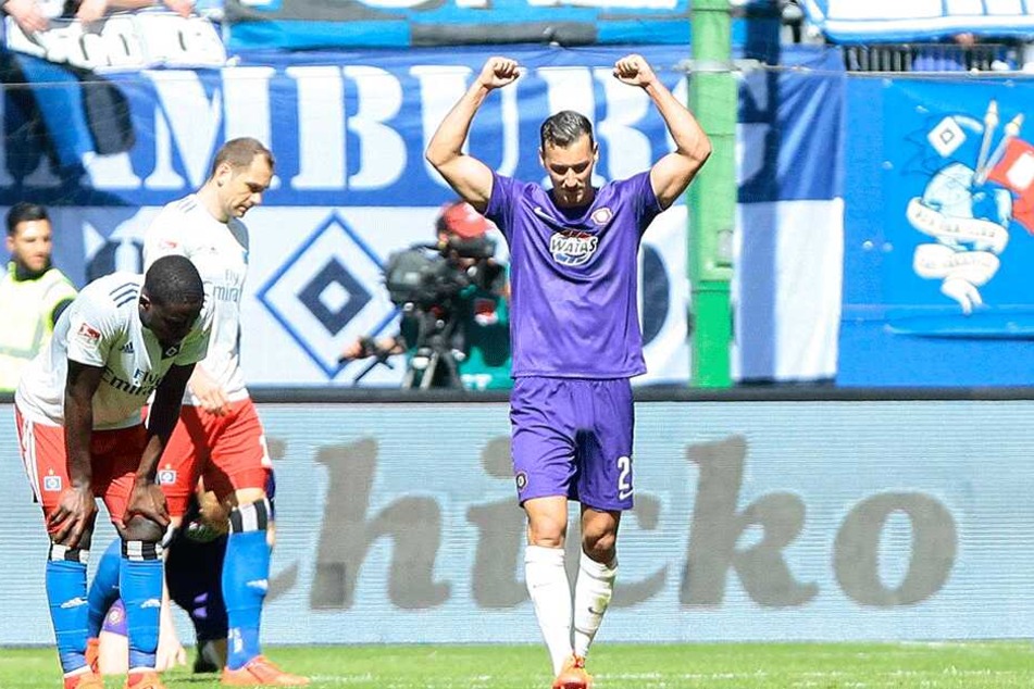 Die Hände zum Himmel: Dominik Wydra nach dem Abpfiff in Hamburg. Er hatte sich nach einer starken Leistung mit seinem Team ein 1:1 erkämpft.