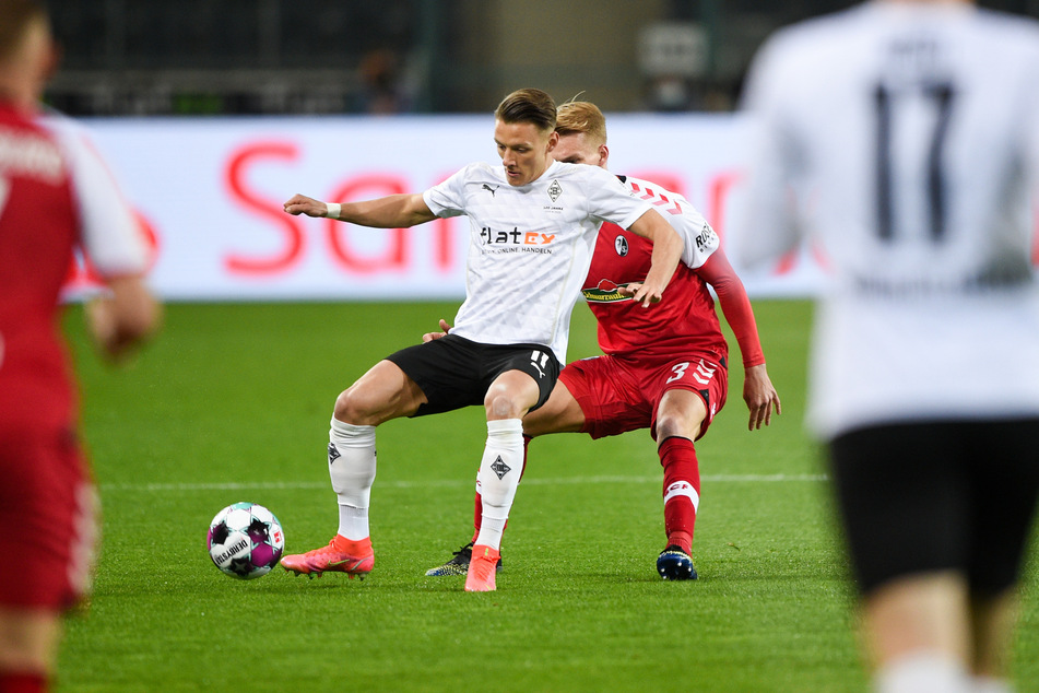 27. Spieltag der vergangenen Saison: Gladbachs Hannes Wolf (22, l.) im Zweikampf mit Freiburgs Philipp Lienhart (25).