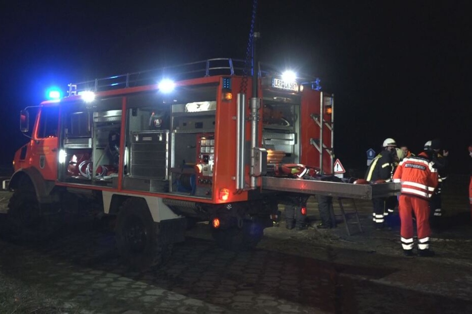 Ein Feuerwehrwagen steht am Einsatzort in Jemgum.