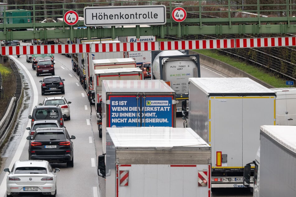 Vor vielen Tunneln gibt es automatische Höhenmessanlagen. (Archivfoto)