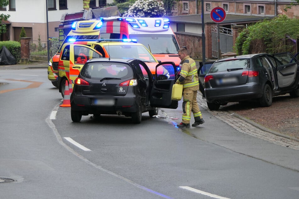 Schwer verletzt nach Crash: Auto kommt auf nasser Straße ins Schleudern