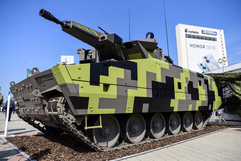 Der Kettenschützenpanzer Lynx KF41 ist auf dem Gelände der Internationalen Messe für Verteidigungstechnik IDEB, der Incheba Expo, ausgestellt.