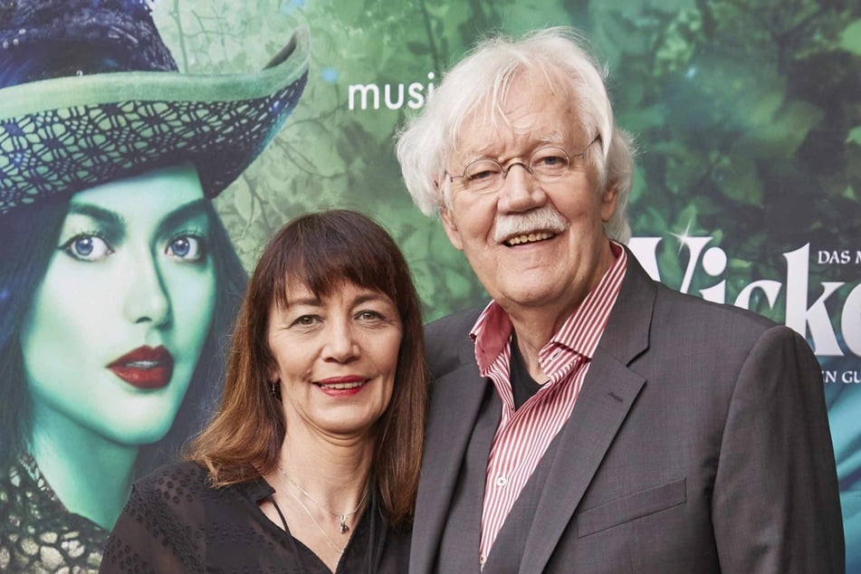 TV-Moderator Carlo von Tiedemann (79) zeigte sich bei einer Musical-Premiere im September an der Seite seiner Ehefrau Julia Laubrunn gut erholt.