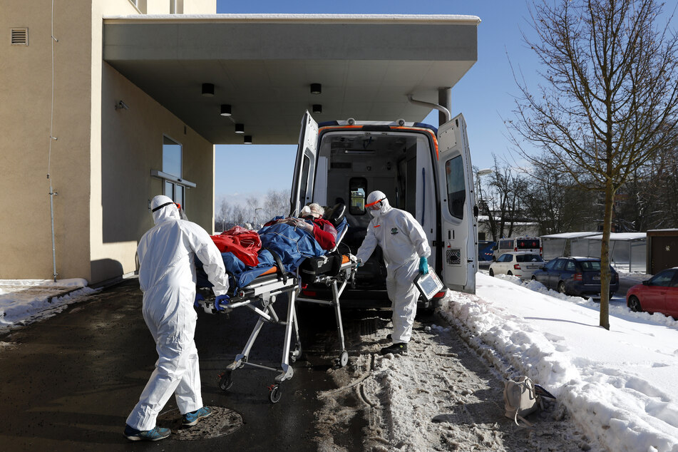 Tschechische Krankenhäuser sind überlastet, deswegen sollen bald einige Corona-Patienten in Nachbarländer transportiert werden.