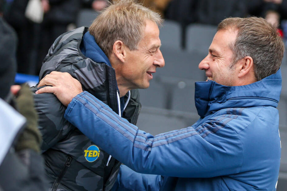 Berlins Trainer Jürgen Klinsmann (l) begrüßt Trainer Hansi Flick von Bayern München im Berliner Olympiastadion.
