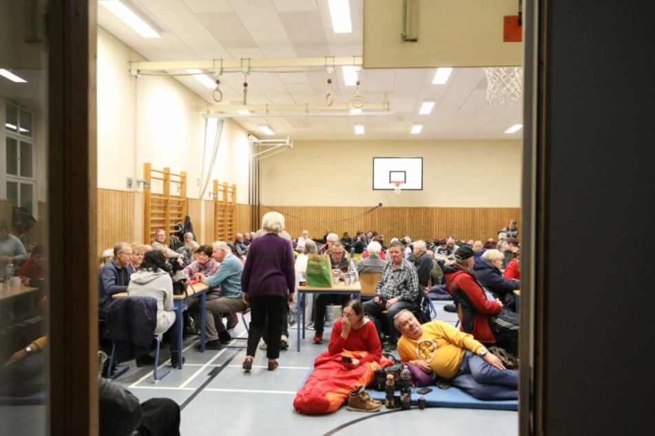 Einige Anwohner mussten fast die ganze Nacht über in Schulen und Turnhallen ausharren.
