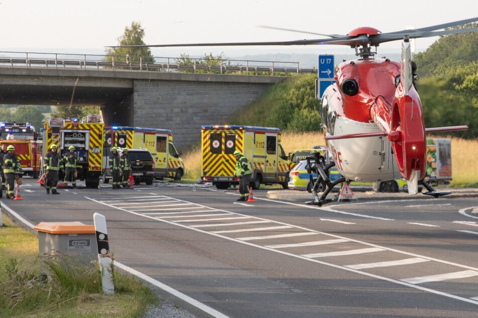 Schwerer Unfall an A4-Abfahrt: SUV rammt Kleinwagen von der Straße