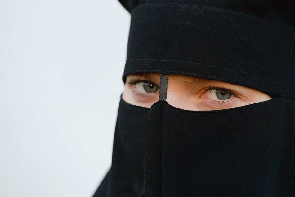 Sie kann in Zukunft nicht mehr darauf bestehen, ihren Nikab auf einer öffentlichen Straße in Europa zu tragen.