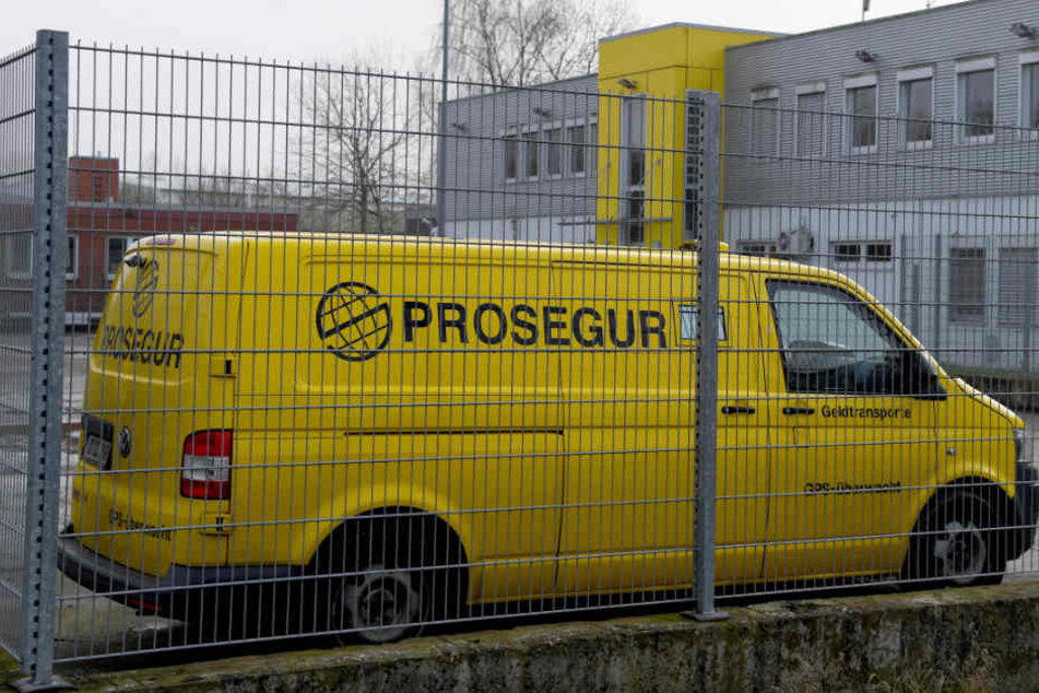 Die beiden Täter luden 2,4 Millionen Euro aus einem Geldtransporter um (Archivbild).