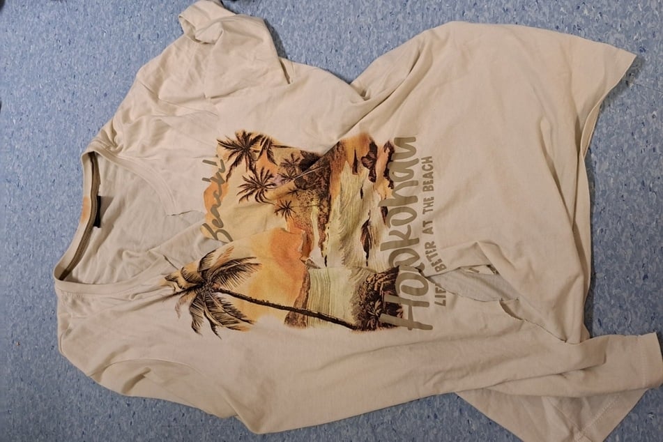 Dieses T-Shirt trug der Mann zum Zeitpunkt des Unfalls.