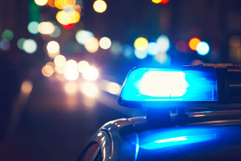 Zunächst gelang es der Polizei nicht, den davon rasenden Peugeot zu stoppen (Symbolbild).