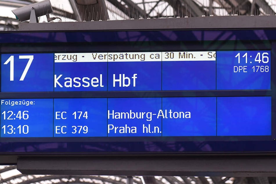 Die Anzeigetafel zeigt's. Knapp 30 Minuten verspätet ging's nach Hessen.