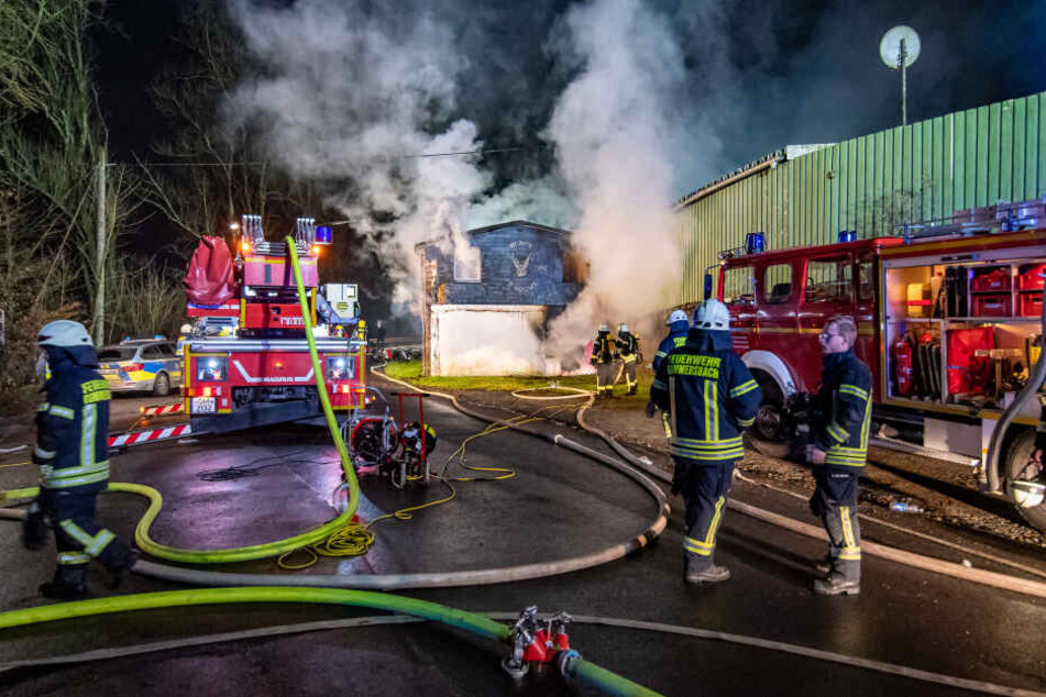 Feuerwehrleute löschen das Clubhaus der Rockergruppe Hells Angels in Gummersbach.