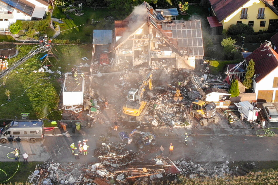 Die Explosion einer Doppelhaushälfte in Bayern und die Suche nach Vermissten beschäftigt die Ermittler.