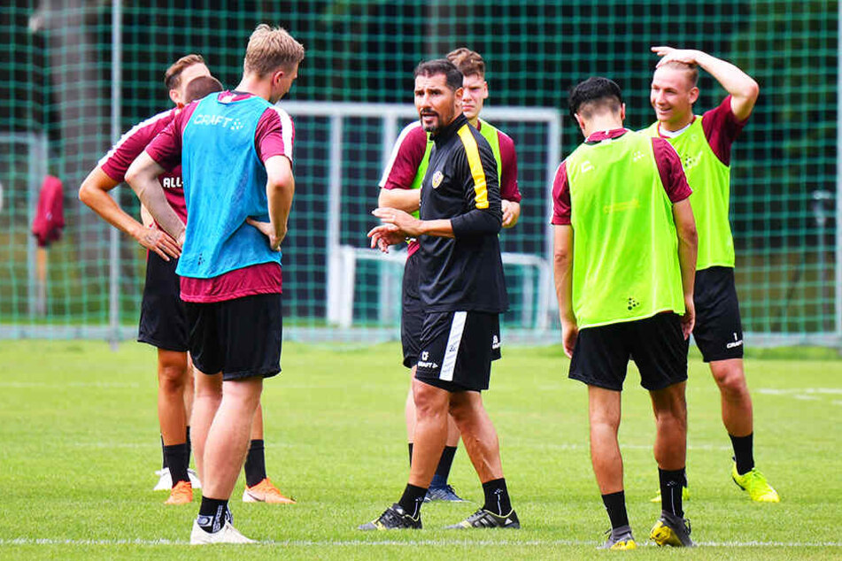 Die Anweisungen von Dresdens Trainer Cristian Fiel (M.) sind zwar laut, energisch und bestimmt, aber immer sachlich und nie ungehalten. Die Kicker um Kapitän Marco Hartmann (l.) hören so auch aufmerksam zu.