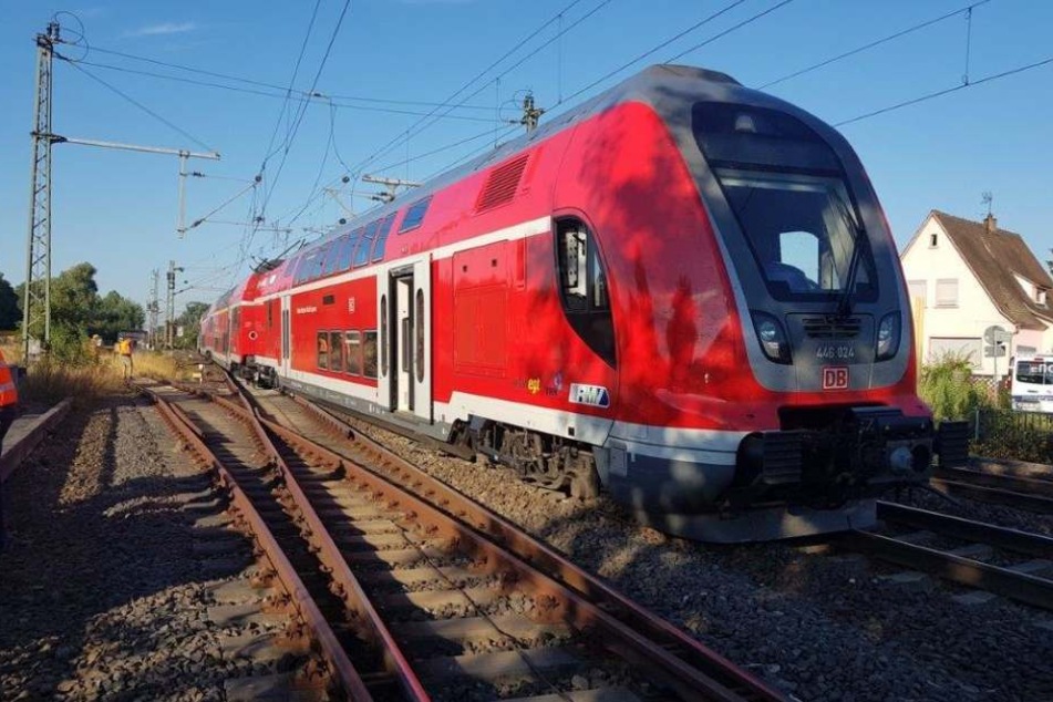 Der erste der insgesamt drei Waggons eines Regionalexpresses sprang aus den Schienen.